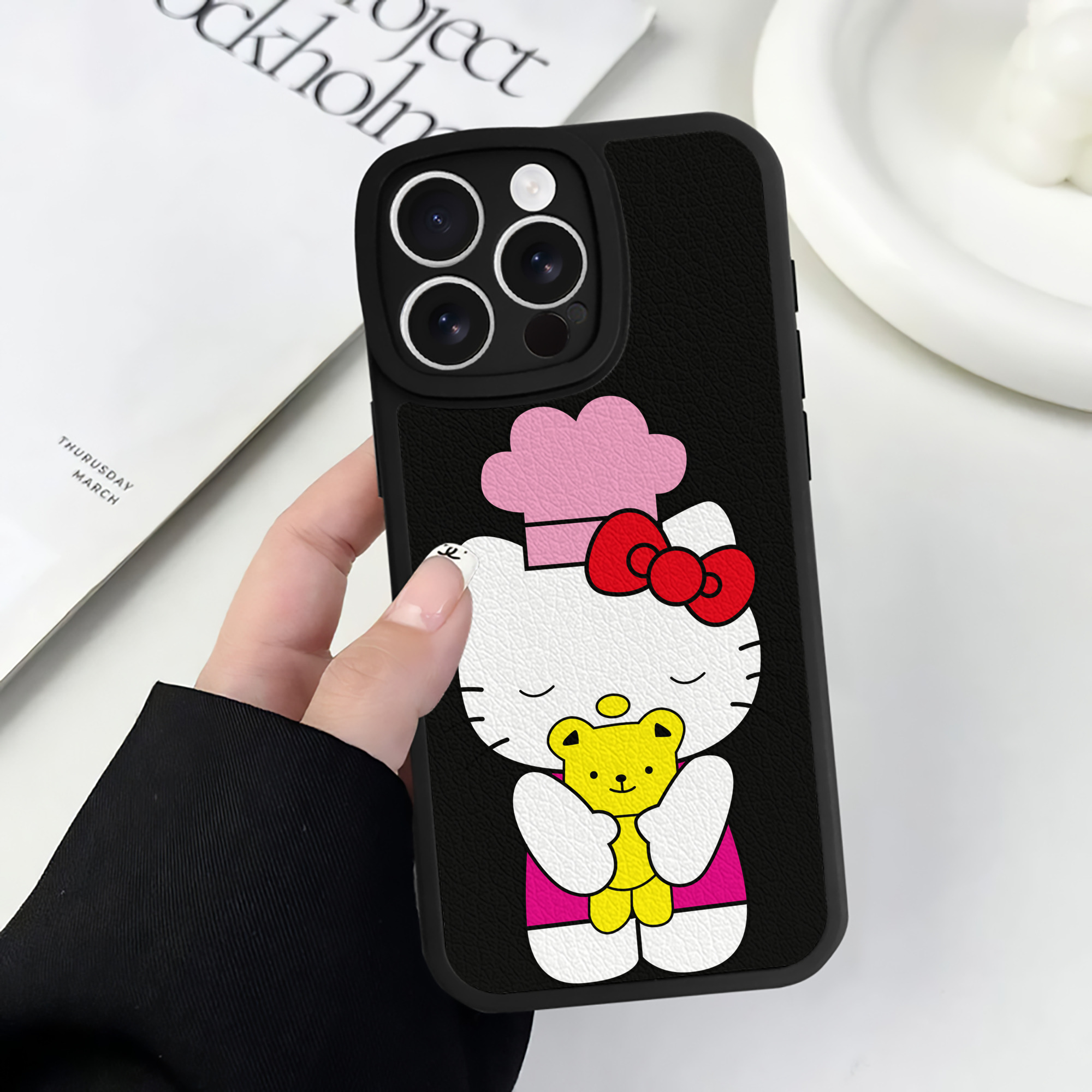 （画像用） Hello Kitty ハローキティ 【iPhone 16シリーズ対応】シリコンスマホケース（レザー調） 材質：シリコン